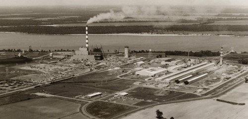 Aerial view of New Madrid power pland and the then Noranda aluminum plant looking east with the Missippi river in the background.